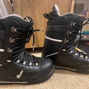 MENS BURTON POACHER SNOWBOARD BOOTS, SIZE 13